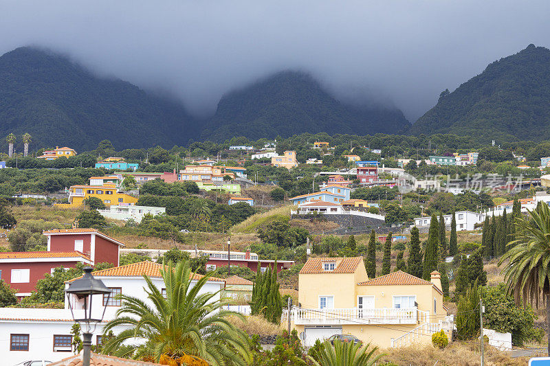 在加那利群岛拉帕尔马的“Breña Alta”山中的薄雾和五颜六色的房子
